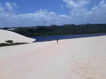 Confortável apartamento de 2 quartos para 5 pessoas totalmente mobiliado com excelente wifi e tv a cabo localizado a apenas uma quadra do calçadão da Praia de Ponta Negra prédio com piscina churrasqueira e portaria virtual e eletrônica 24 horas - image 26