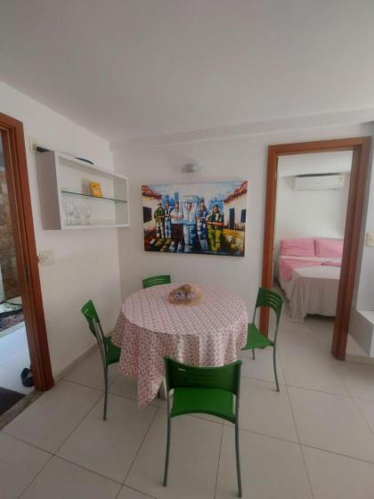 Confortável apartamento de 2 quartos para 5 pessoas totalmente mobiliado com excelente wifi e tv a cabo localizado a apenas uma quadra do calçadão da Praia de Ponta Negra prédio com piscina churrasqueira e portaria virtual e eletrônica 24 horas - image 30